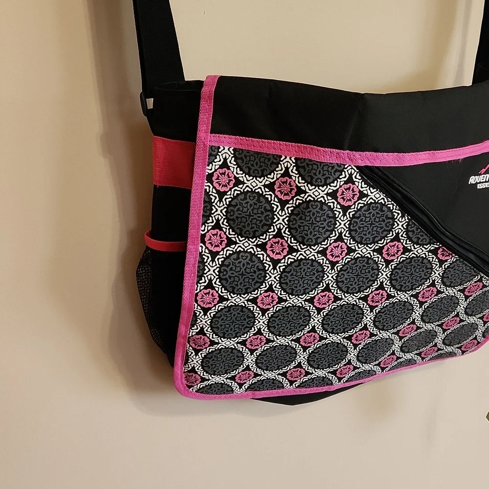 AdventuRidge Essentials messenger bag backpack. Size 16x15